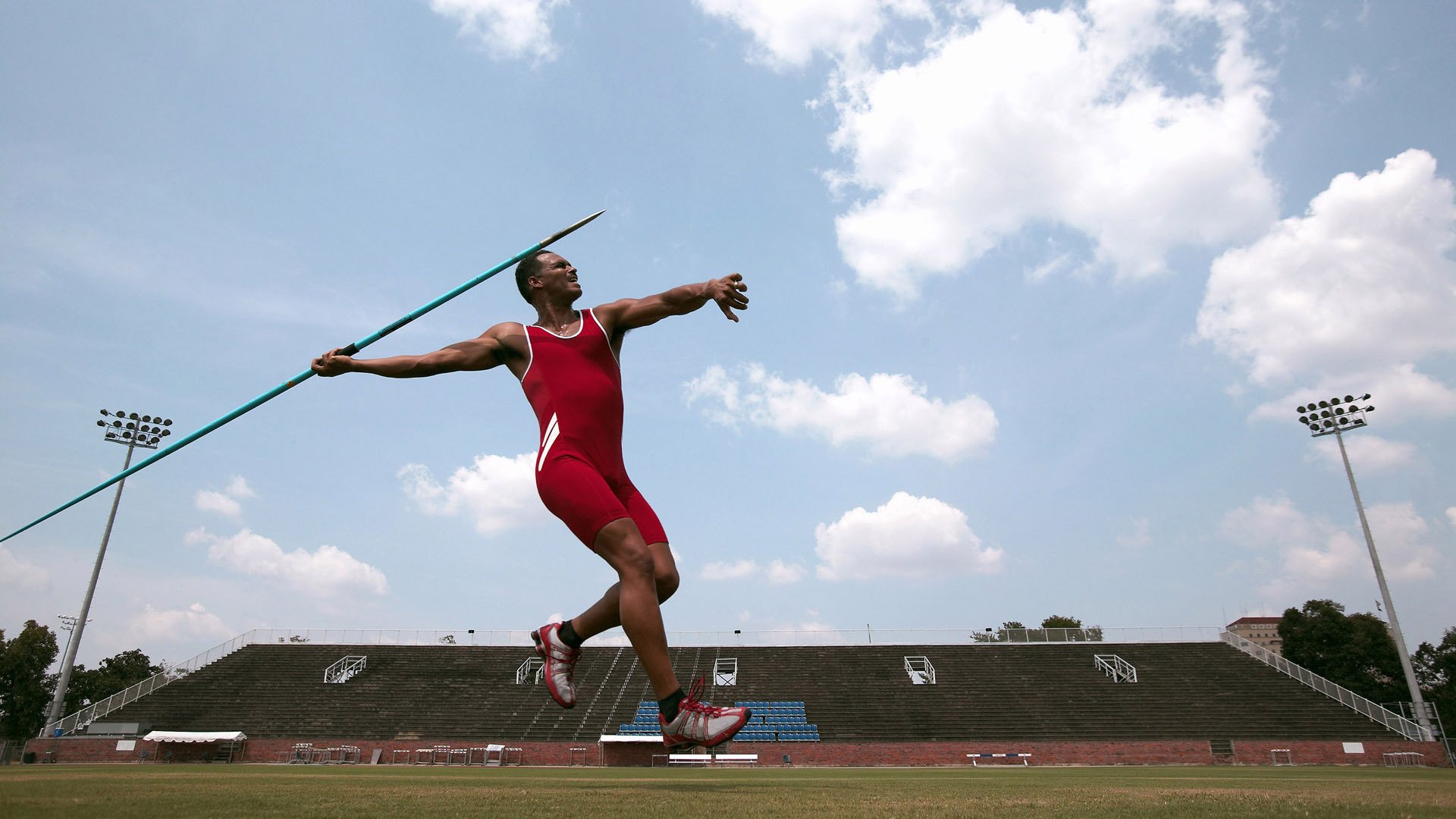 中美蝶泳后程体能储备策略分化明显，蝶泳业余